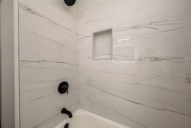 bathroom with tiled shower / bath