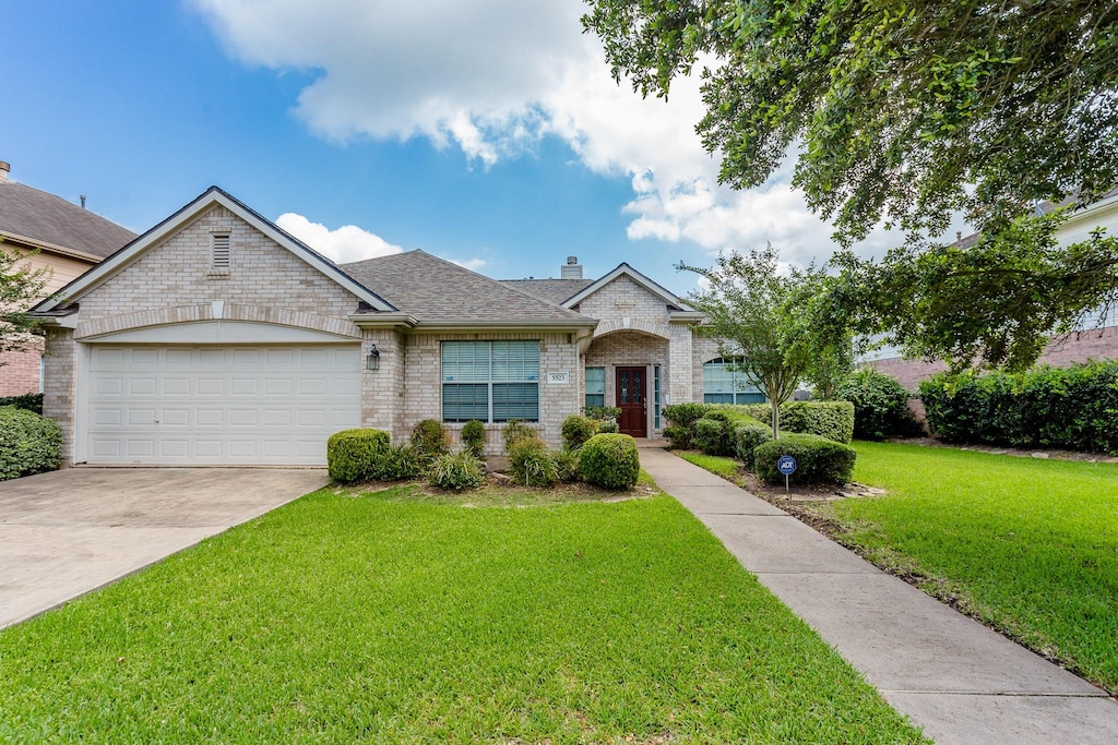 view of front of home featuring a front lawn and a garage