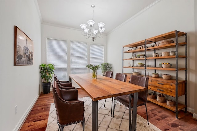 dining room featuring crown molding, hardwood / wood-style floors, and a notable chandelier