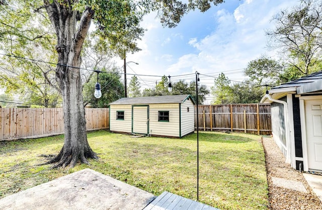 view of yard featuring a storage shed