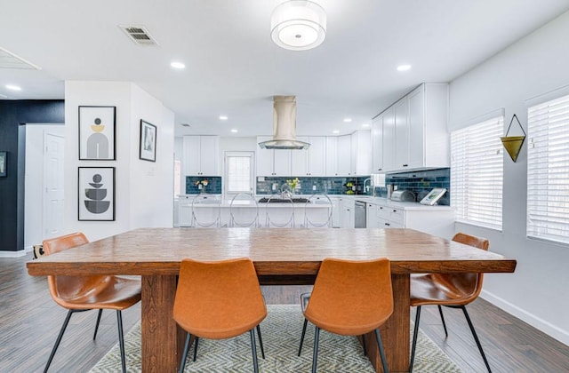 8614 Linkpass Ln, Houston, TX 77025 - dining area featuring dark wood finished floors, baseboards, and recessed lighting