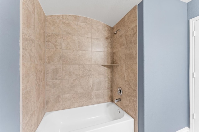 bathroom featuring tiled shower / bath