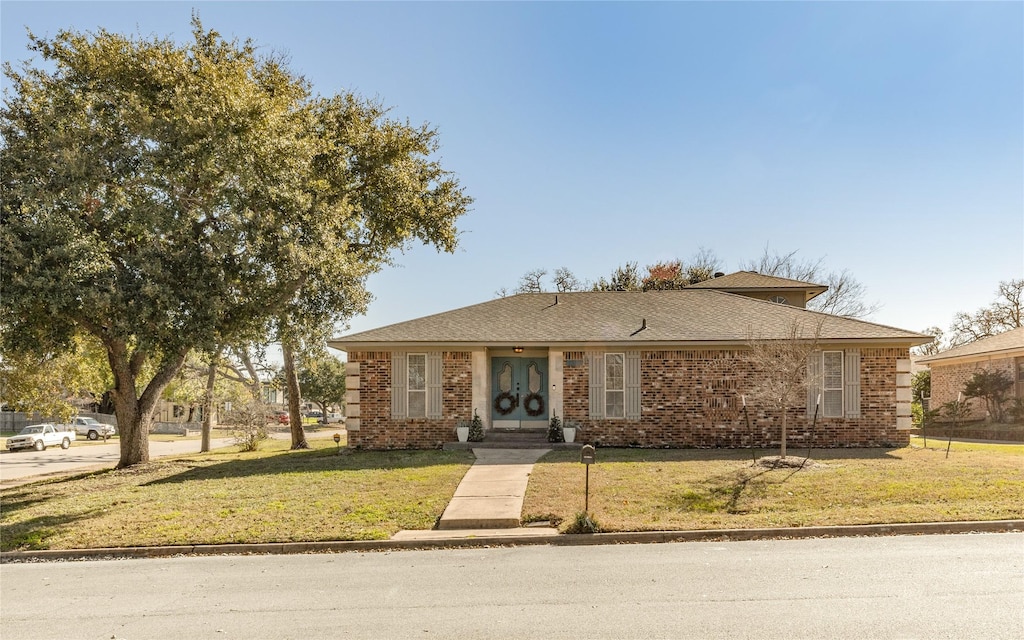 view of front of house with a front lawn