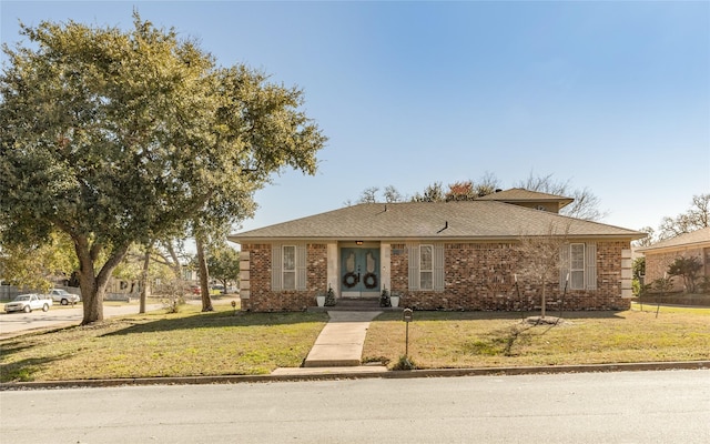 view of front of house with a front lawn