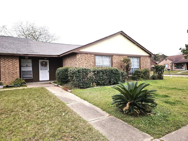 ranch-style house featuring a front yard