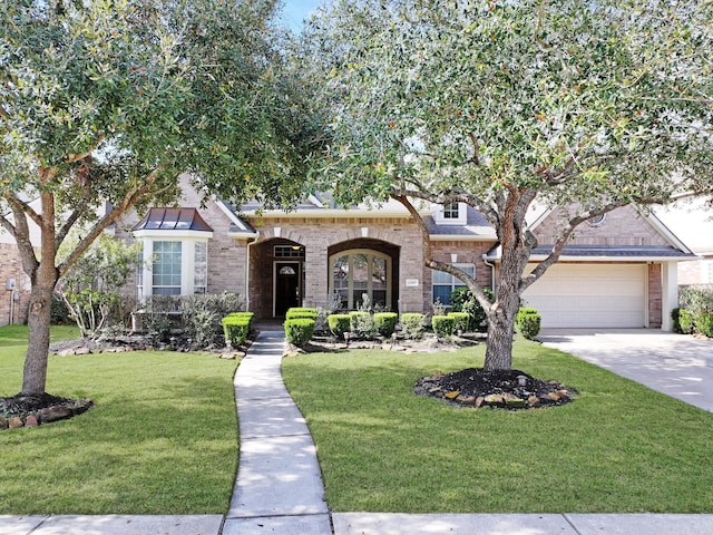 view of front facade featuring a garage and a front yard