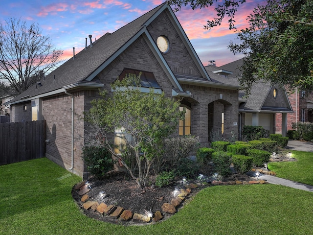 view of front of home featuring a lawn