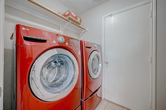 laundry room featuring light tile patterned floors and independent washer and dryer