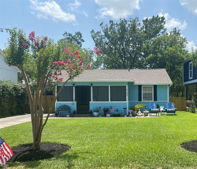 view of front of property with a front yard