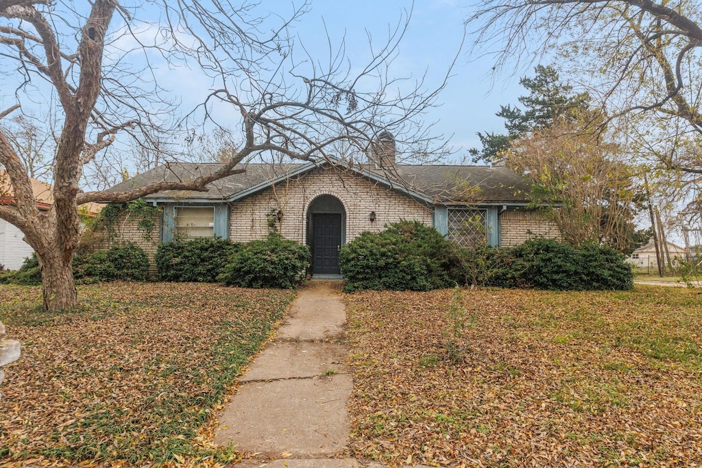 ranch-style home featuring a front yard