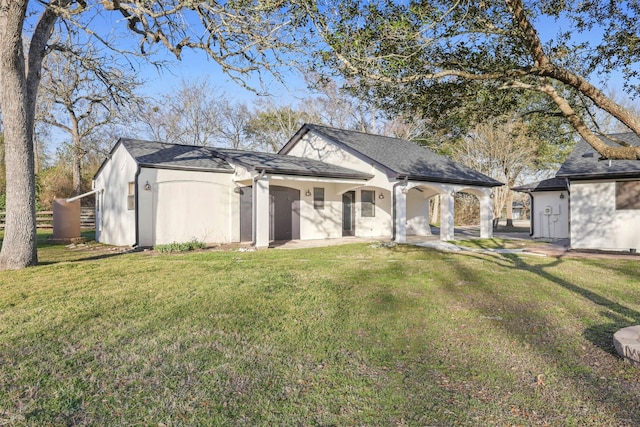 view of front facade featuring a front yard and stucco siding