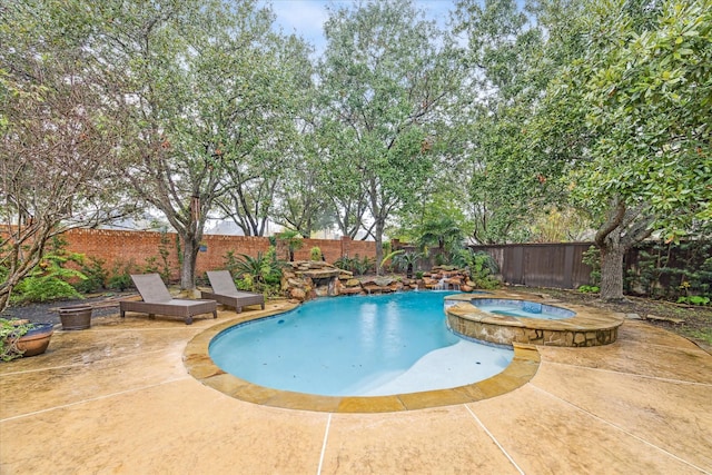 view of pool with an in ground hot tub