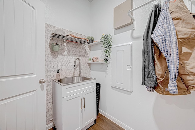 laundry area with sink and dark hardwood / wood-style floors