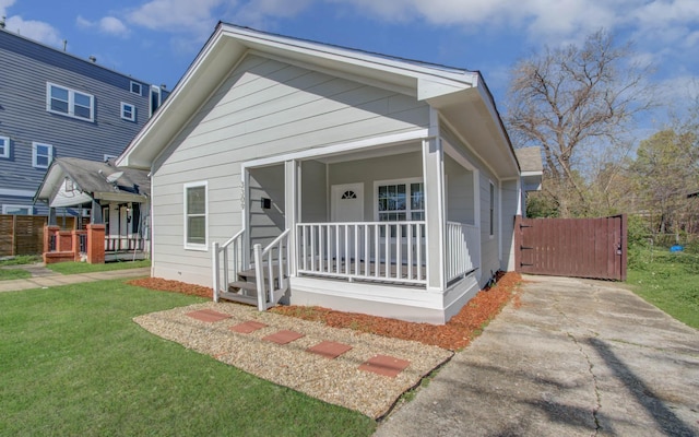 view of front facade with a front lawn and a porch