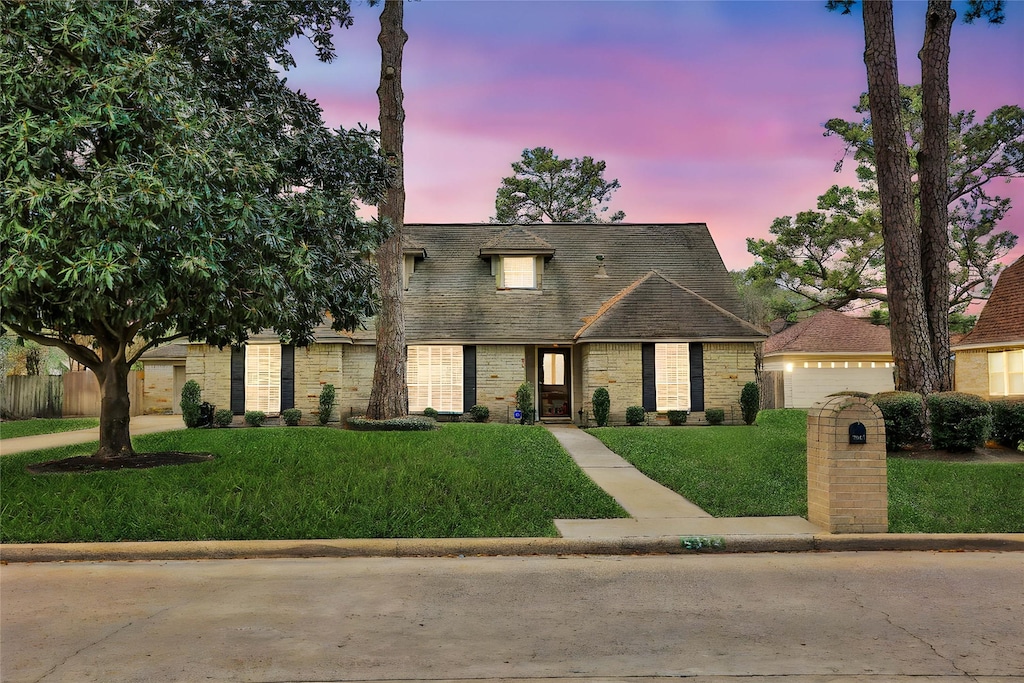 view of front of house featuring a yard and a garage