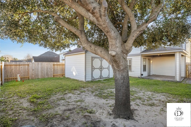 view of yard featuring a storage unit