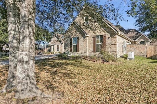 view of front of house featuring a front lawn