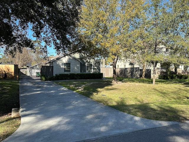 view of front of property featuring a front lawn