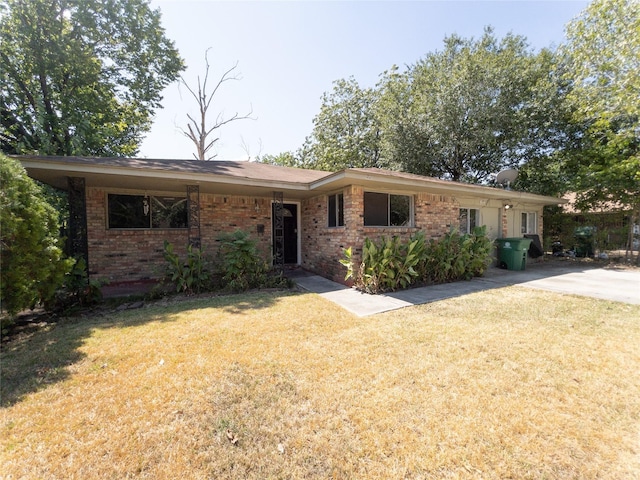 single story home featuring a front yard