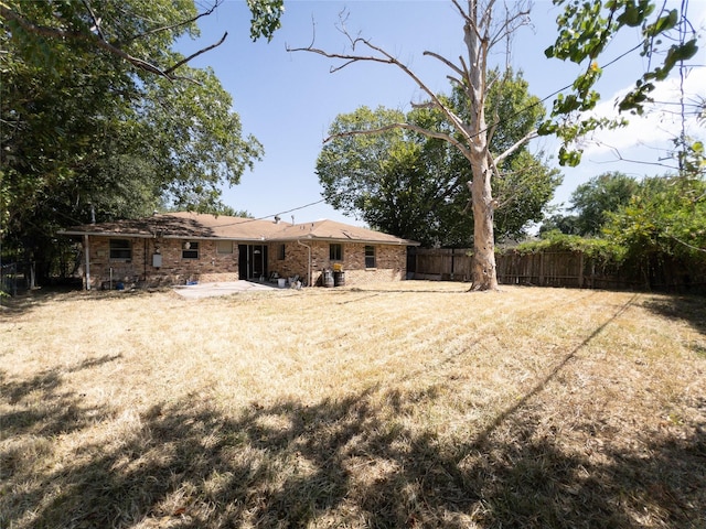 view of yard with a patio