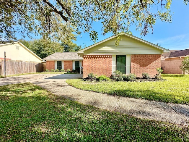 ranch-style home featuring a front lawn