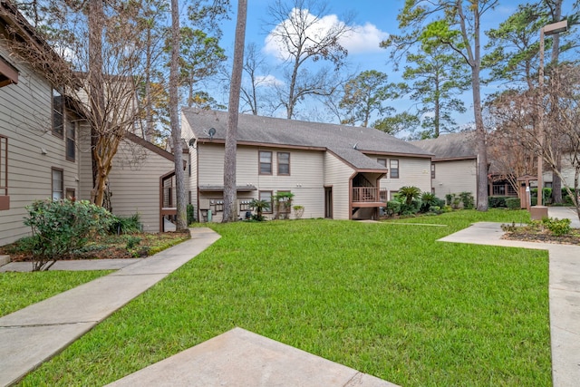 view of front facade featuring a front yard