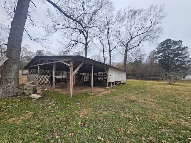 view of yard with an outdoor structure