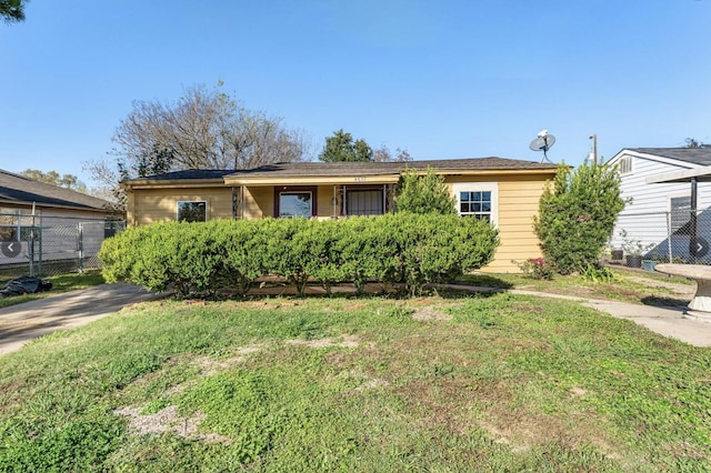 view of front facade with a front lawn