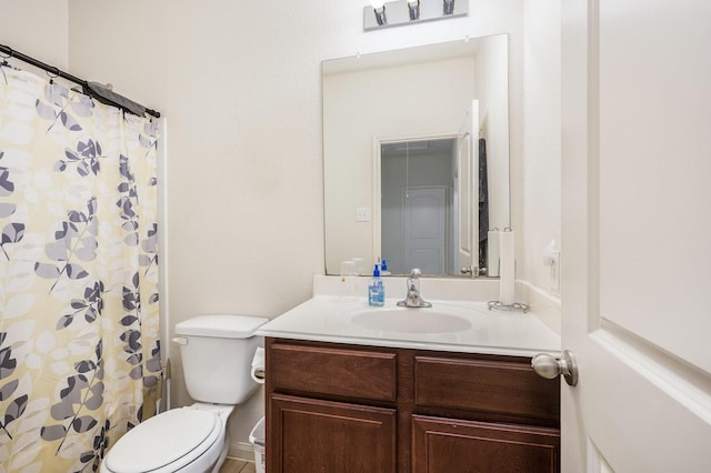 bathroom with toilet, a shower with curtain, and vanity