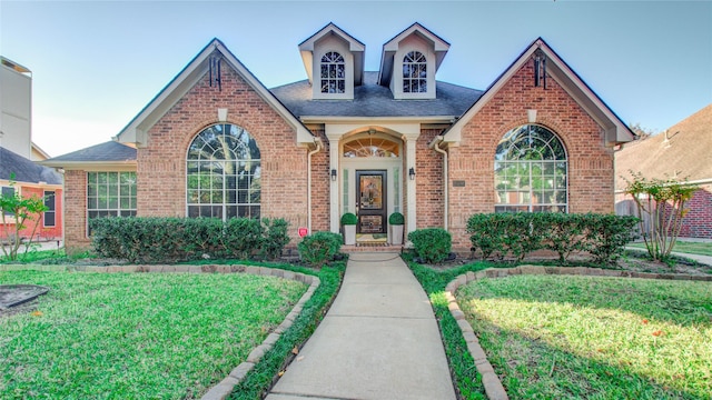 view of front of house with a front lawn