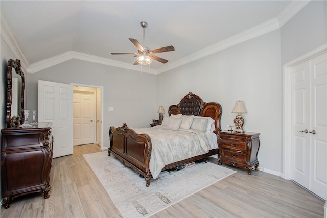 bedroom with ceiling fan, vaulted ceiling, light hardwood / wood-style floors, ornamental molding, and a closet