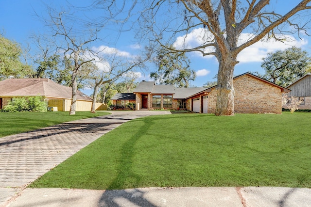 view of front facade featuring a garage and a front lawn