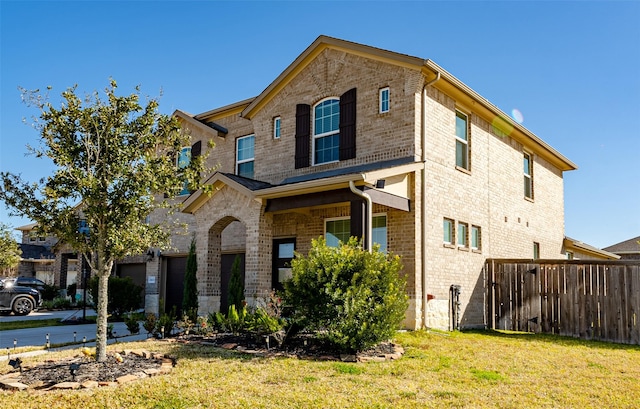 view of front of house featuring a front lawn