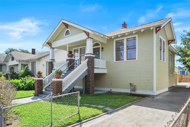 view of front of property featuring a front yard and a porch