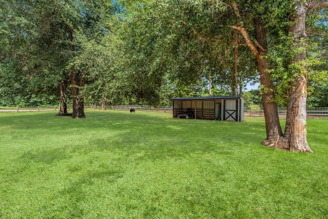 view of yard featuring an outbuilding