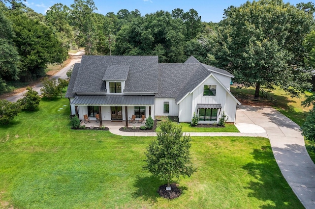 view of front of house featuring a porch and a front lawn