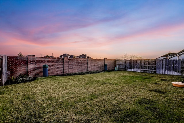 view of yard at dusk