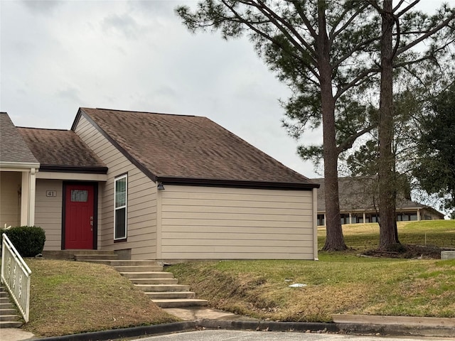 view of front facade with a front yard