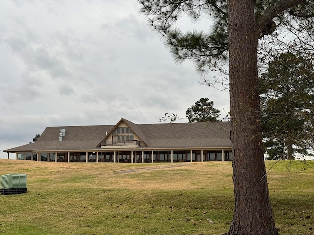 view of front of property featuring a front lawn