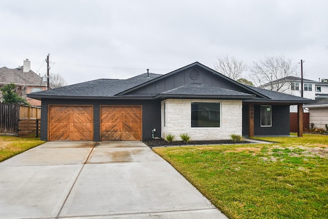 view of front of house featuring a garage and a front yard