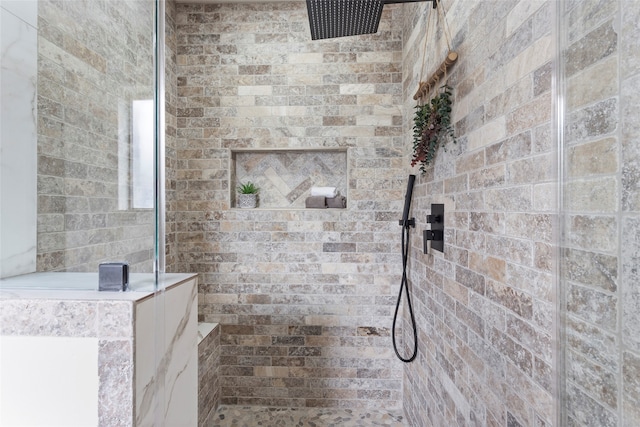 bathroom featuring a tile shower