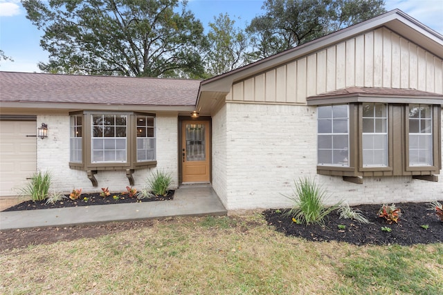 view of front facade featuring a garage and a front lawn