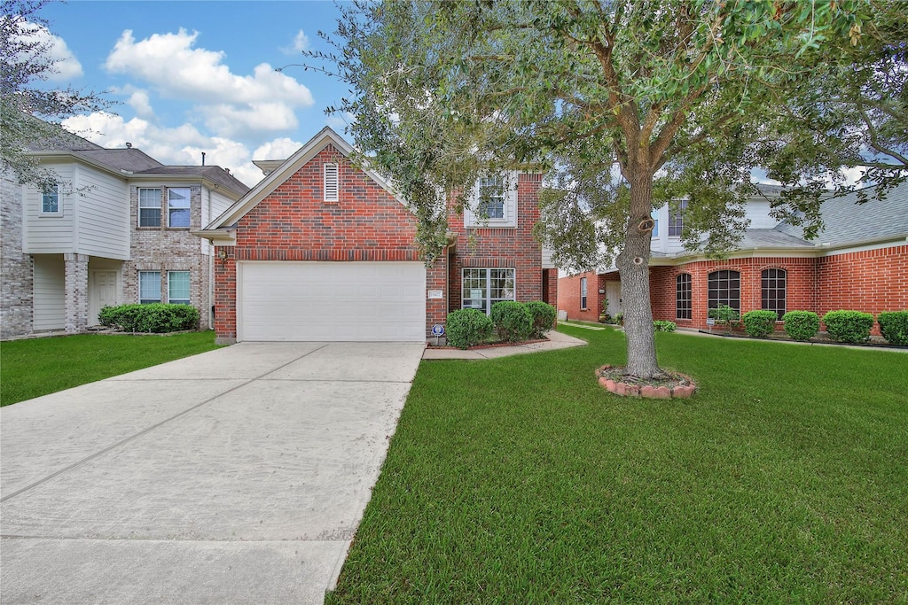 view of front of home featuring a front yard