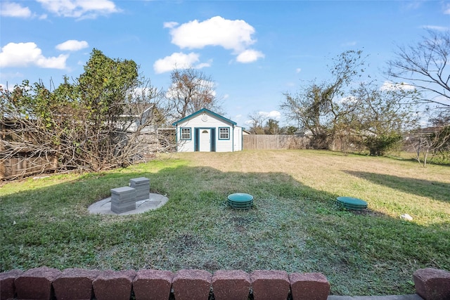 view of yard with an outdoor structure