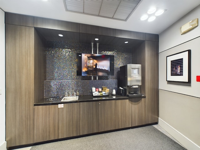 bar with decorative backsplash and sink