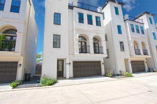 view of front facade featuring a garage