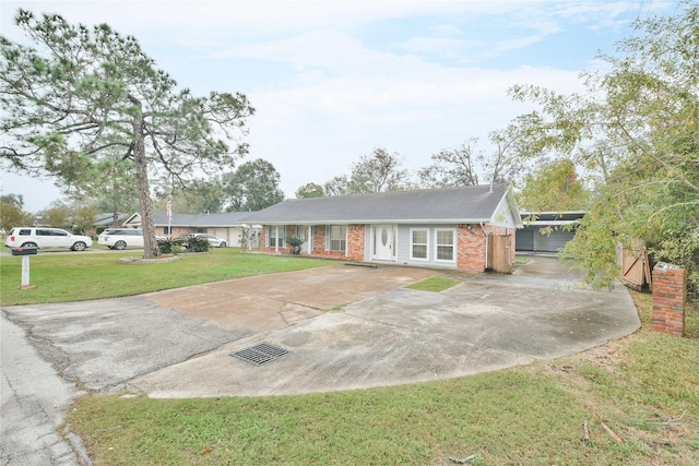 ranch-style house featuring a front yard