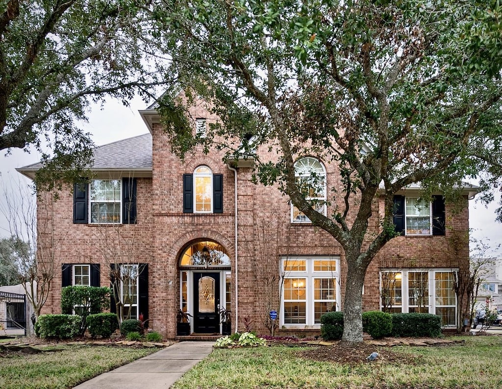 view of front of house with a front yard