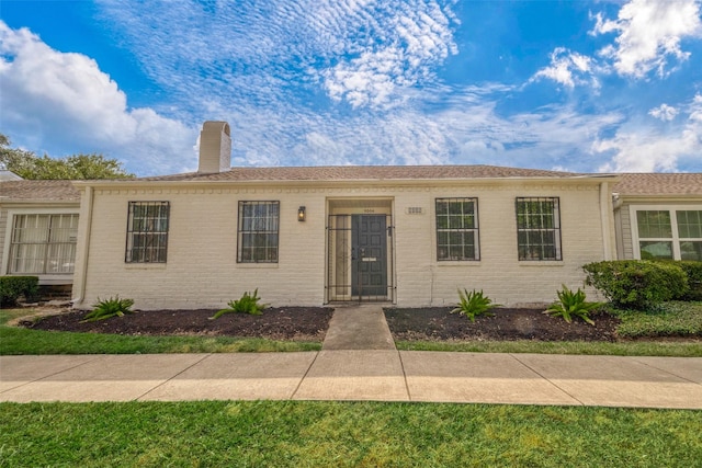 single story home featuring a front yard