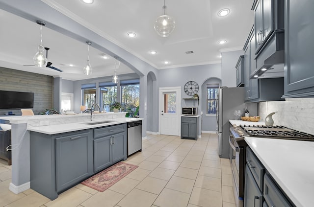 kitchen with sink, gray cabinets, stainless steel appliances, tasteful backsplash, and decorative light fixtures